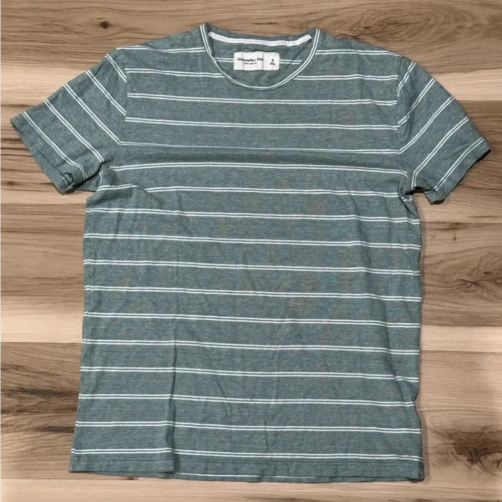 Abercrombie and Fitch Soft AF Green and White Striped Tee Shirt Men’s Small